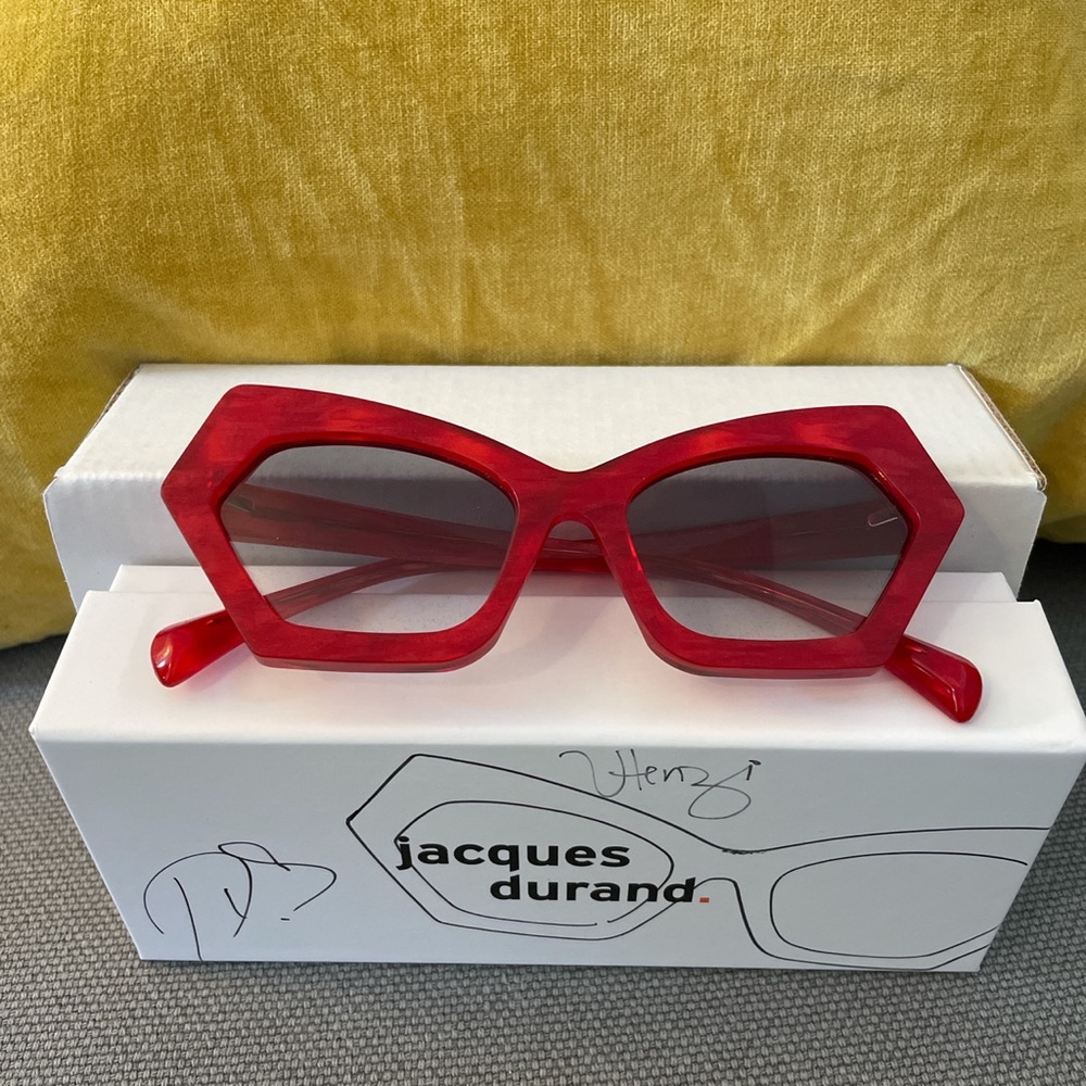 Geometric cat eye sunglasses in matte rouge 😎